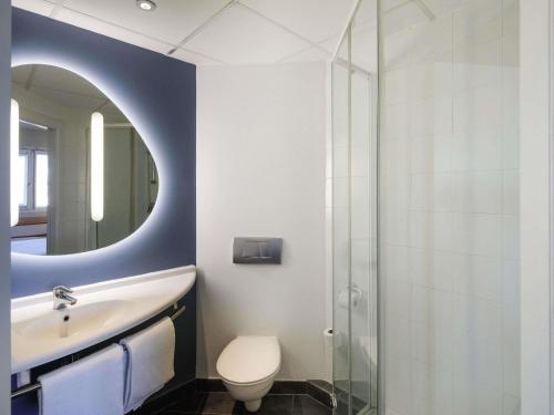 Habitación Doble con cama supletoria del hotel Ibis Budget Malaga Aeropuerto Avenida Velazquez. Foto 1