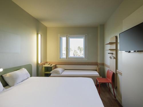 Habitación Doble con cama supletoria del hotel Ibis Budget Malaga Aeropuerto Avenida Velazquez. Foto 2