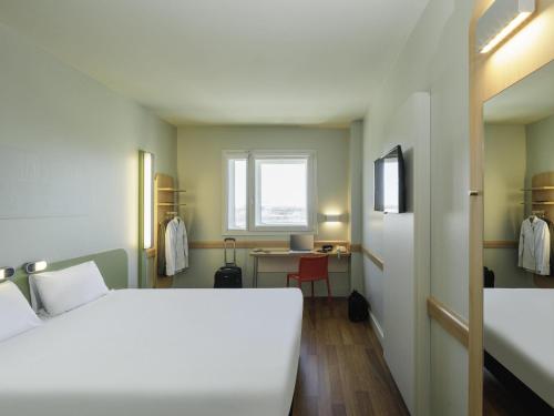 Habitación Doble del hotel Ibis Budget Malaga Aeropuerto Avenida Velazquez. Foto 1