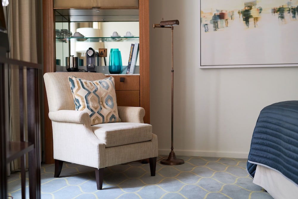 Habitación superior, 1 cama de matrimonio grande del hotel Corinthia London. Foto 1