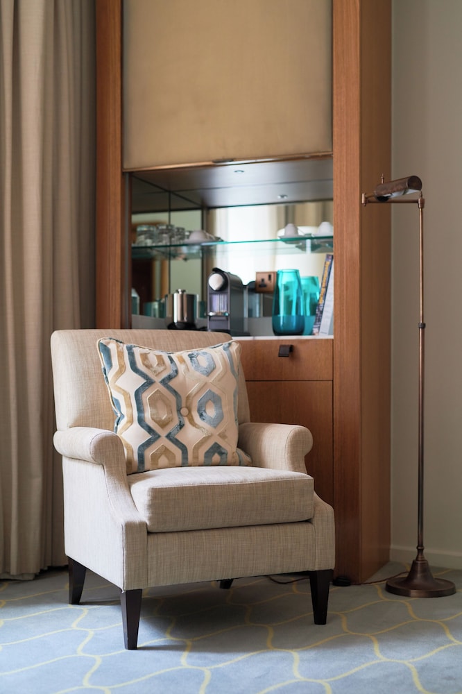 Habitación superior, 1 cama de matrimonio grande del hotel Corinthia London. Foto 2