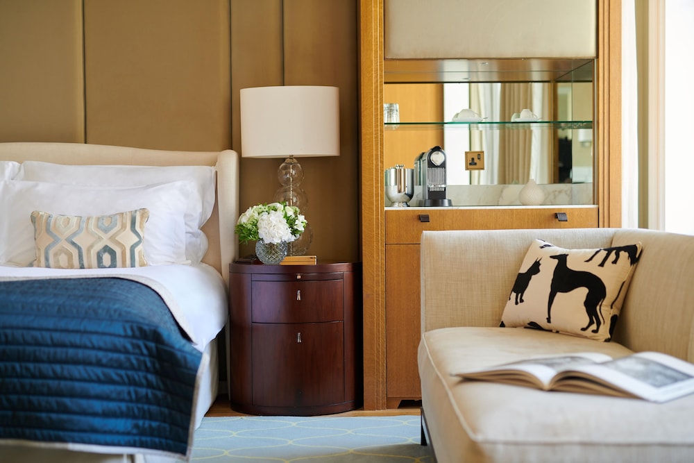 Habitación Deluxe, 1 cama de matrimonio grande del hotel Corinthia London. Foto 3