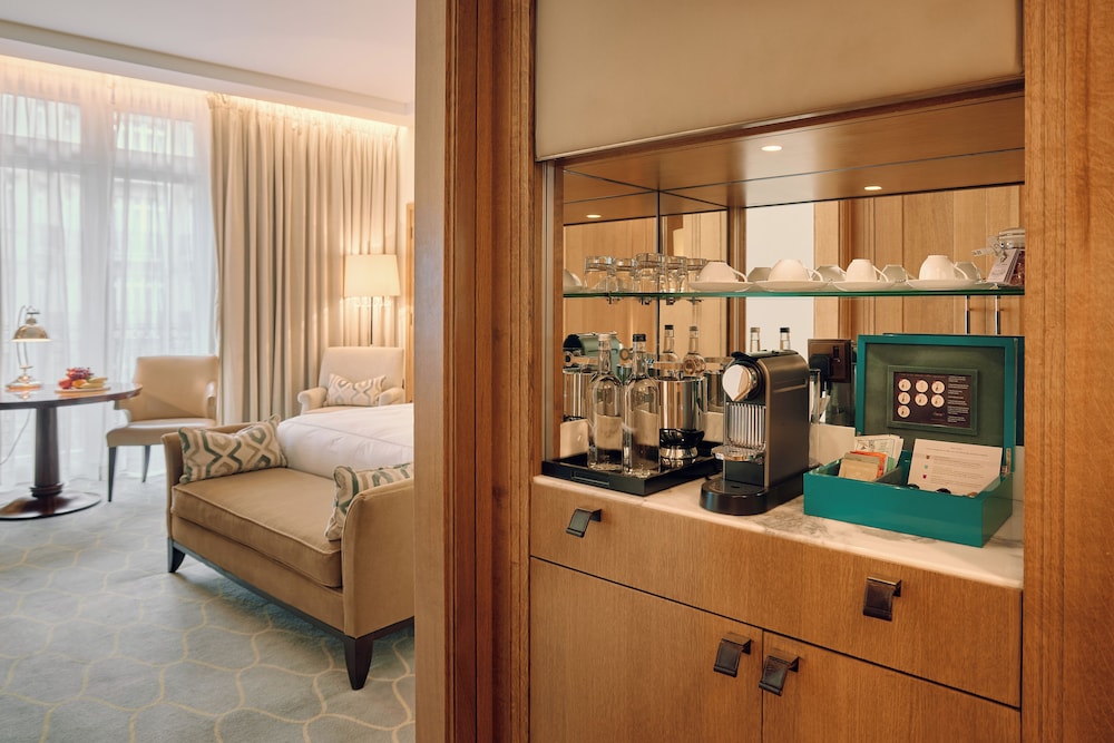 Habitación Deluxe, 1 cama de matrimonio grande del hotel Corinthia London. Foto 5