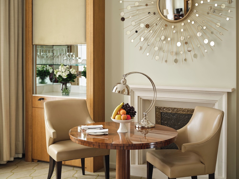 Habitación ejecutiva, 1 cama de matrimonio grande del hotel Corinthia London. Foto 1