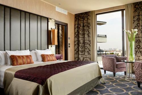 Suite Executive con vistas a la catedral del hotel Uptown Palace. Foto 4
