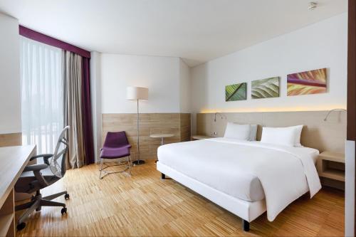 Habitación con cama extragrande. del hotel Hilton Garden Inn Venice Mestre San Giuliano