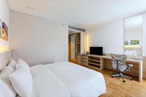 Habitación con cama extragrande. del hotel Hilton Garden Inn Venice Mestre San Giuliano. Foto 1