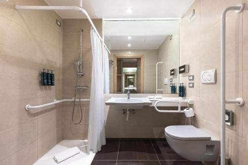 Habitación con cama extragrande - Adaptada para personas de movilidad reducida del hotel Hilton Garden Inn Venice Mestre San Giuliano. Foto 1