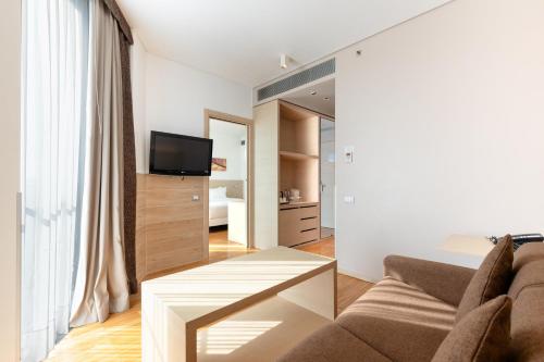 Suite en esquina con cama extragrande del hotel Hilton Garden Inn Venice Mestre San Giuliano. Foto 2