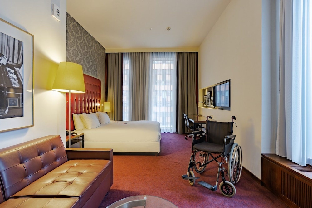 Habitación estándar, 1 cama de matrimonio grande, accesible para personas con discapacidad del hotel Crowne Plaza Amsterdam South, An Ihg. Foto 3