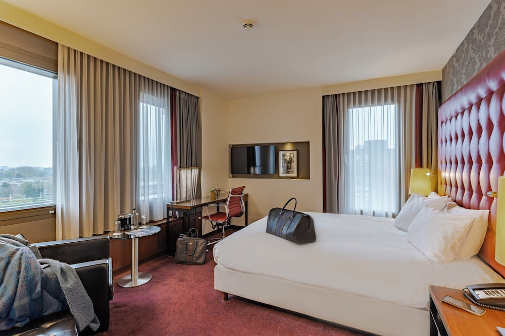 Habitación estándar, 1 cama de matrimonio grande, en esquina del hotel Crowne Plaza Amsterdam South, An Ihg. Foto 1
