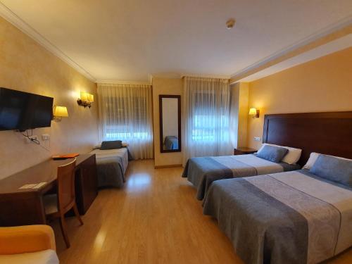 Habitación Triple Superior del hotel Abadía Camino Santiago. Foto 1