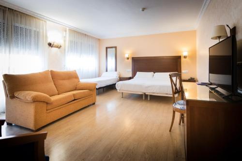 Habitación Triple Superior del hotel Abadía Camino Santiago. Foto 3