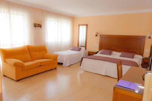 Habitación Triple Superior del hotel Abadía Camino Santiago. Foto 8
