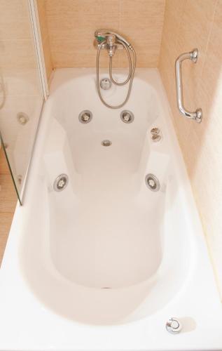Habitación Doble Superior con bañera de hidromasaje - 1 o 2 camas del hotel Abadía Camino Santiago. Foto 2