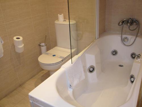 Habitación Doble Superior con bañera de hidromasaje - 1 o 2 camas del hotel Abadía Camino Santiago. Foto 3