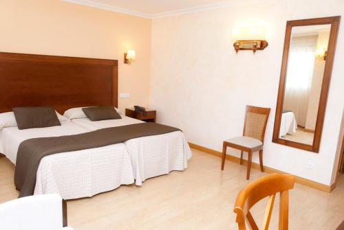 Habitación Doble Superior con bañera de hidromasaje - 1 o 2 camas del hotel Abadía Camino Santiago. Foto 8