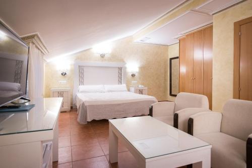 Habitación Triple - Ático del hotel Abadía Camino Santiago