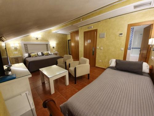 Habitación Triple - Ático del hotel Abadía Camino Santiago. Foto 7