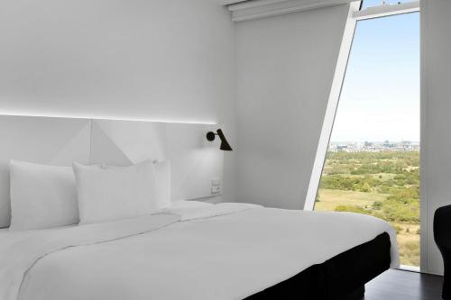 Habitación Estándar Grande con cama grande del hotel Ac Hotel Bella Sky Copenhagen. Foto 1