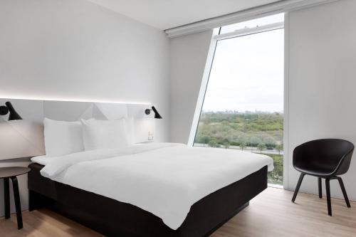 Habitación Deluxe más grande - Cama grande del hotel Ac Hotel Bella Sky Copenhagen. Foto 4