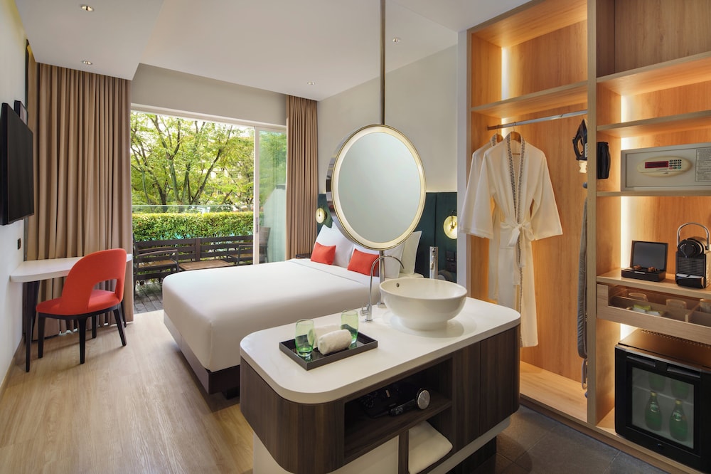 Habitación Premier, 1 cama de matrimonio, acceso a la piscina (Queen) del hotel Park Regis Singapore. Foto 2