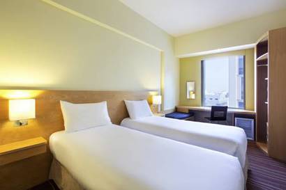 Habitación doble 2 camas del hotel Ibis Al Rigga