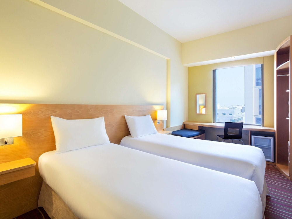 Habitación estándar con 2 camas individuales del hotel Ibis Al Rigga. Foto 5