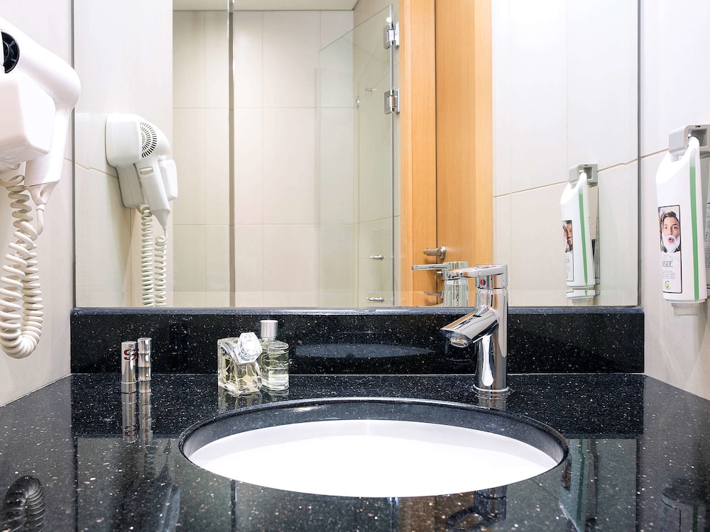 Habitación, 2 camas individuales del hotel ibis Deira Creekside Dubai. Foto 6