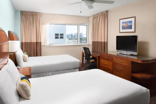 Alojamiento con camas dobles y vistas a la ciudad del hotel Sherry Fontenac Oceanfront
