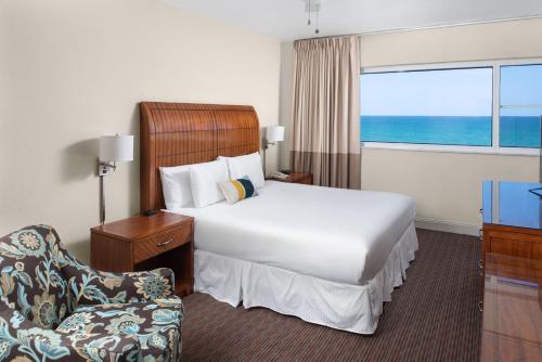 Habitación con cama extragrande - Frente al mar del hotel Sherry Fontenac Oceanfront. Foto 1
