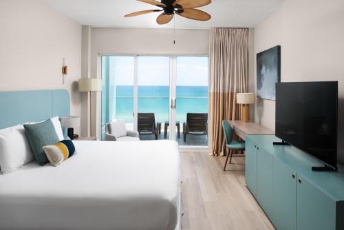 Habitación Deluxe con balcón - 1 cama extragrande - Frente al mar del hotel Sherry Fontenac Oceanfront. Foto 1