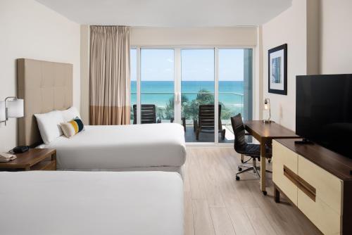 Habitación Deluxe con balcón - 2 camas dobles - Frente al mar del hotel Sherry Fontenac Oceanfront