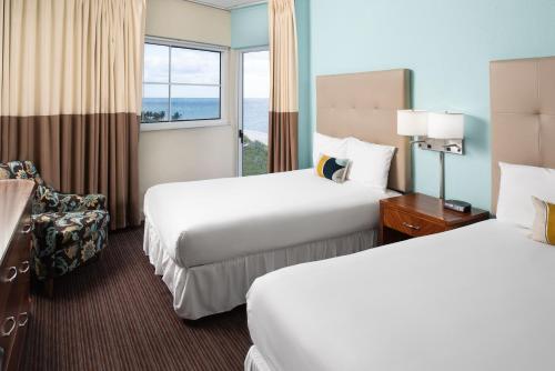Alojamiento Accesible con camas dobles del hotel Sherry Fontenac Oceanfront. Foto 1