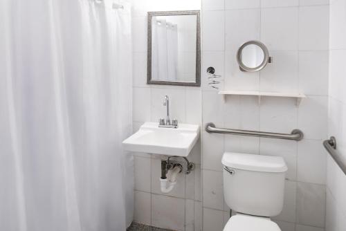 Alojamiento Accesible con camas dobles del hotel Sherry Fontenac Oceanfront. Foto 5