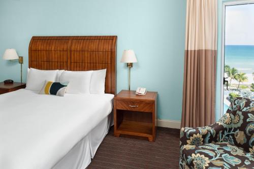 Habitación adaptada para personas de movilidad reducida - Cama extragrande del hotel Sherry Fontenac Oceanfront