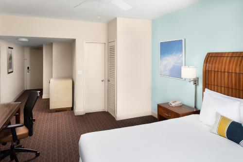 Habitación adaptada para personas de movilidad reducida - Cama extragrande del hotel Sherry Fontenac Oceanfront. Foto 1