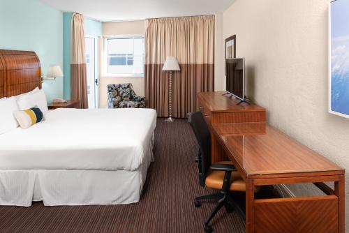 Habitación adaptada para personas de movilidad reducida - Cama extragrande del hotel Sherry Fontenac Oceanfront. Foto 2