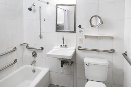 Habitación adaptada para personas de movilidad reducida - Cama extragrande del hotel Sherry Fontenac Oceanfront. Foto 4