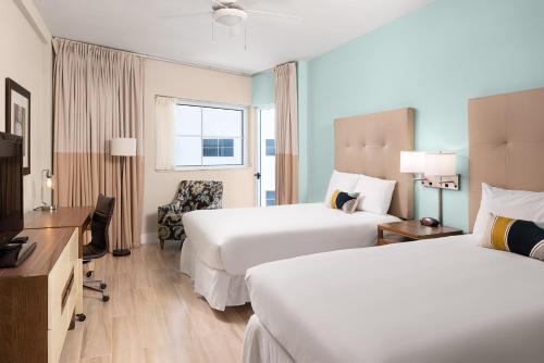 Habitación Deluxe con vistas a la ciudad - 2 camas dobles del hotel Sherry Fontenac Oceanfront. Foto 2