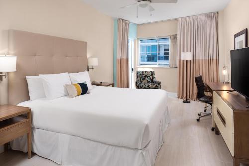 Habitación Deluxe con cama extragrande y vistas parciales al mar del hotel Sherry Fontenac Oceanfront