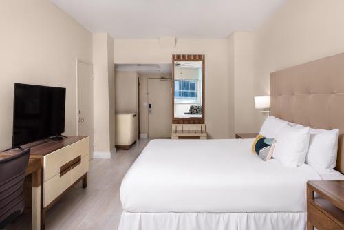 Habitación Deluxe con cama extragrande y vistas parciales al mar del hotel Sherry Fontenac Oceanfront. Foto 1