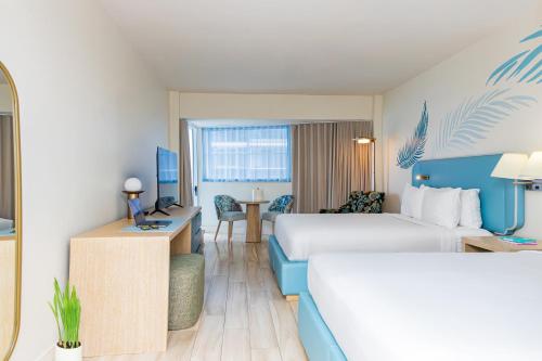 Habitación doble Deluxe con cama grande y vistas parciales al mar del hotel Sherry Fontenac Oceanfront. Foto 1