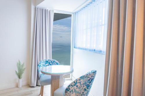 Habitación doble Deluxe con cama grande y vistas parciales al mar del hotel Sherry Fontenac Oceanfront. Foto 2