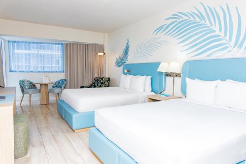 Habitación doble Deluxe con cama grande y vistas parciales al mar del hotel Sherry Fontenac Oceanfront. Foto 3