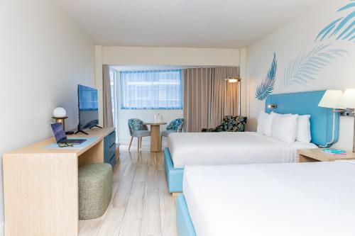 Habitación doble Deluxe con cama grande y vistas parciales al mar del hotel Sherry Fontenac Oceanfront. Foto 4