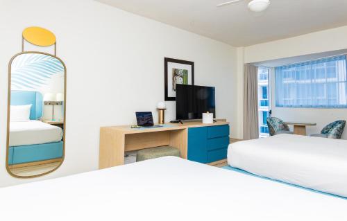Habitación doble Deluxe con cama grande y vistas parciales al mar del hotel Sherry Fontenac Oceanfront. Foto 5