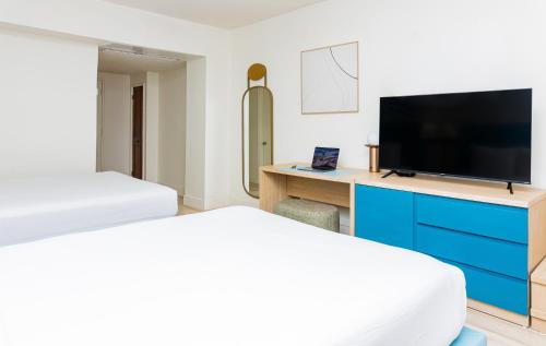 Habitación doble Deluxe con cama grande y vistas parciales al mar del hotel Sherry Fontenac Oceanfront. Foto 7