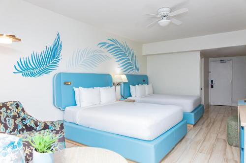 Habitación doble Deluxe con cama grande y vistas parciales al mar del hotel Sherry Fontenac Oceanfront. Foto 8