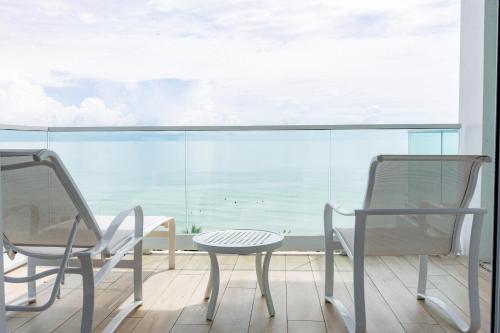 Habitación doble Deluxe con cama grande, balcón y vistas al mar del hotel Sherry Fontenac Oceanfront. Foto 1